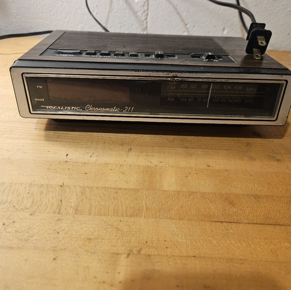 Realistic Chronomatic 211 Wood Grain Digital Alarm Clock AM/FM Radio Tested&Work - Picture 5 of 7